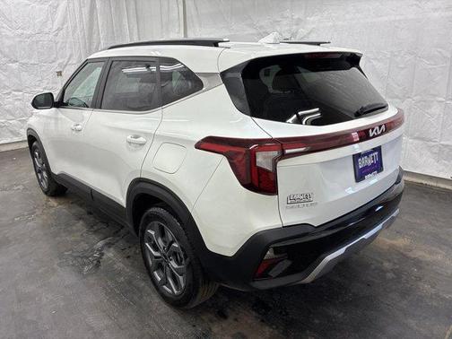 Snow White Pearl 2024 Kia Seltos S