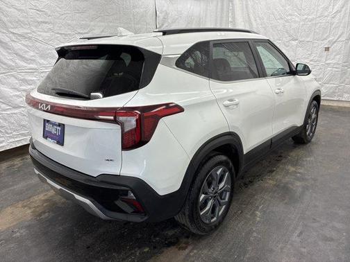 Snow White Pearl 2024 Kia Seltos S