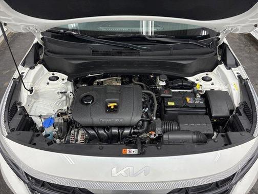 Snow White Pearl 2024 Kia Seltos S