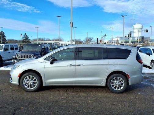 Silver Mist Clearcoat 2026 Chrysler Pacifica Select