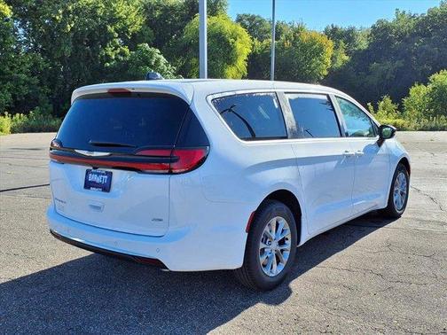 Bright White Clearcoat 2026 Chrysler Pacifica Select