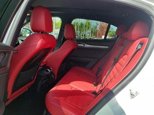 2025 Alfa Romeo Stelvio Base