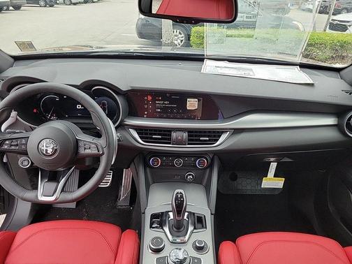 2025 Alfa Romeo Stelvio Base