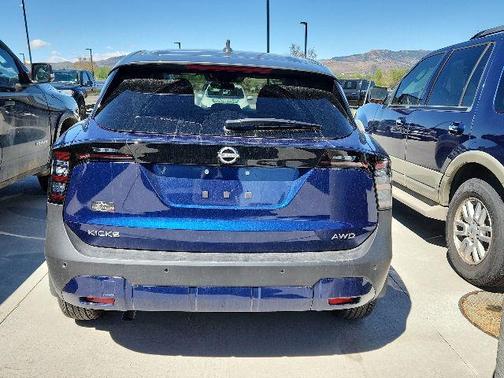 Deep Blue Pearl/Gun Metallic 2025 Nissan Kicks SV