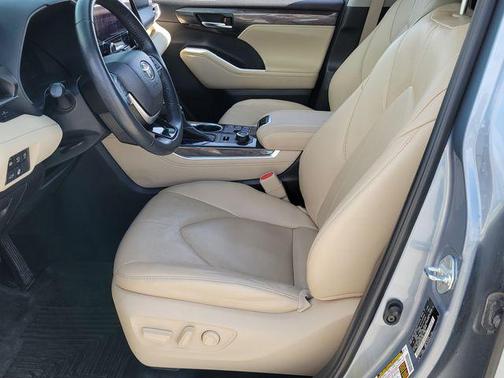 Moon Dust 2023 Toyota Highlander Limited