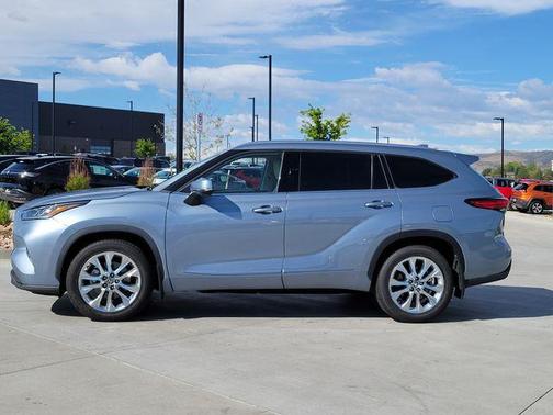 Moon Dust 2023 Toyota Highlander Limited
