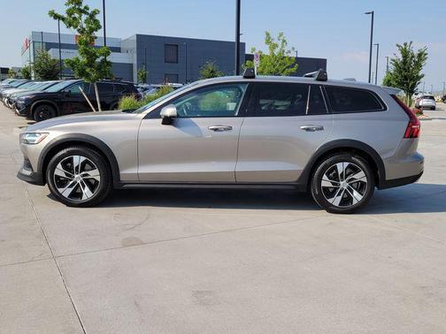 Pebble Grey Metallic 2020 Volvo V60 Cross Country T5