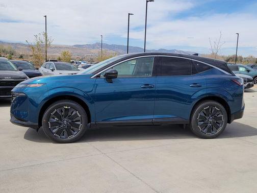 Aurora Blue Pearl Metallic/Super Black 2026 Nissan Murano Platinum