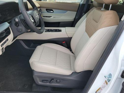 Everest White Pearl Tricoat/Super Black 2026 Nissan Murano Platinum