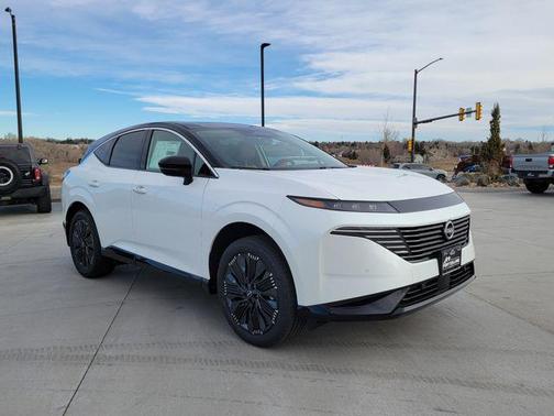 Everest White Pearl Tricoat/Super Black 2026 Nissan Murano Platinum
