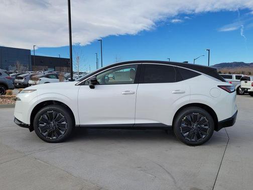 Everest White Pearl Tricoat/Super Black 2026 Nissan Murano Platinum
