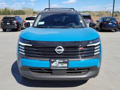 Arctic Ice Blue Metallic/Super Black 2026 Nissan Kicks SR