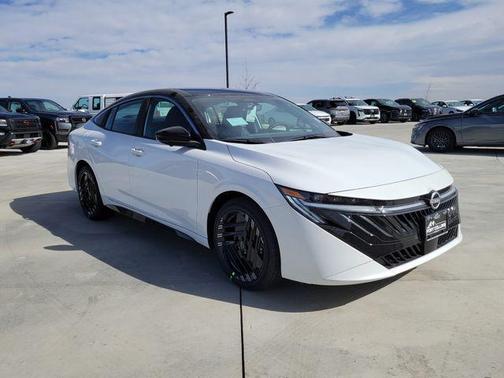 Aspen White Tricoat/Super Black 2026 Nissan Sentra SR