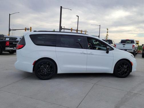 Bright White Clearcoat 2025 Chrysler Pacifica Limited