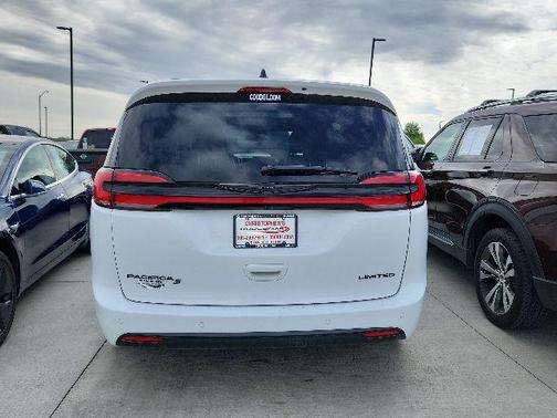 Bright White Clearcoat 2025 Chrysler Pacifica Limited