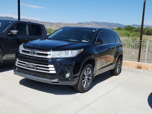 Midnight Black Metallic 2019 Toyota Highlander XLE