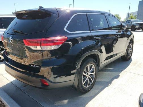 Midnight Black Metallic 2019 Toyota Highlander XLE