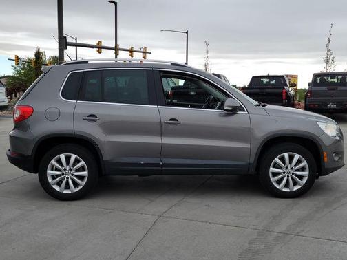 Alpine Gray Metallic 2011 Volkswagen Tiguan SE
