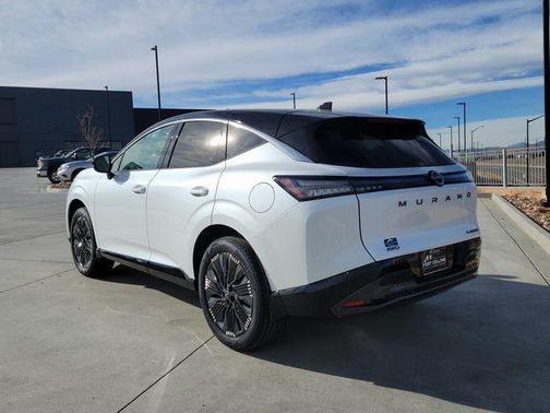 Everest White Pearl Tricoat/Super Black 2026 Nissan Murano Platinum