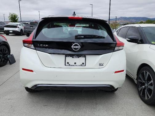 Super Black/Pearl White 2025 Nissan Leaf SV PLUS