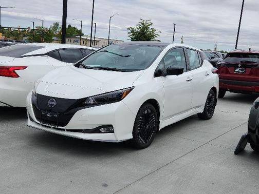 Super Black/Pearl White 2025 Nissan Leaf SV PLUS
