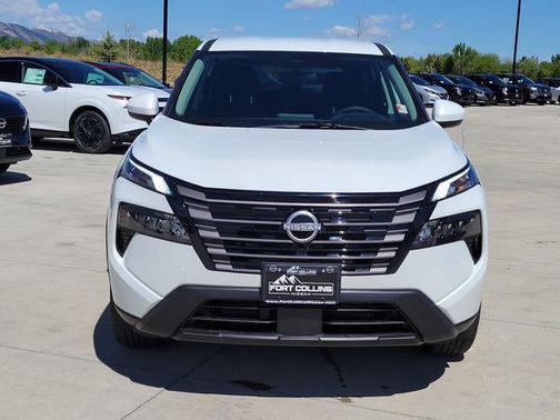 Everest White Pearl Tricoat 2026 Nissan Rogue SV