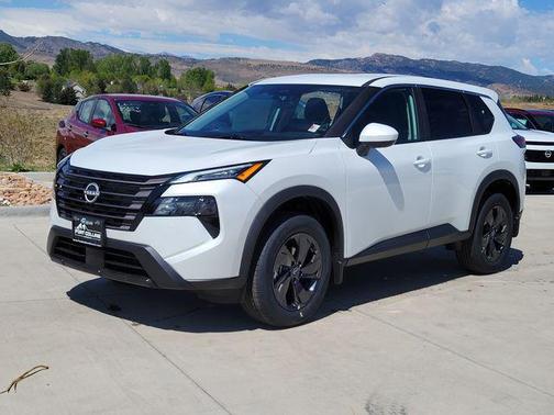 Everest White Pearl Tricoat 2026 Nissan Rogue SV