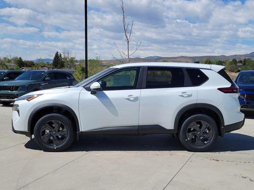 Everest White Pearl Tricoat 2026 Nissan Rogue SV