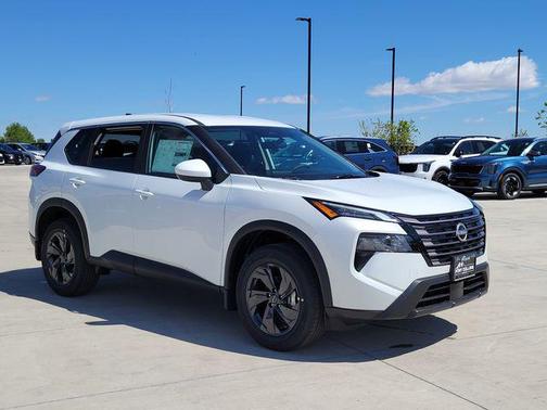 Everest White Pearl Tricoat 2026 Nissan Rogue SV