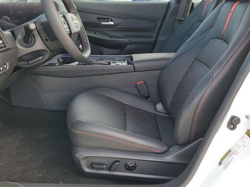 Aspen White Tricoat/Super Black 2026 Nissan Sentra SR