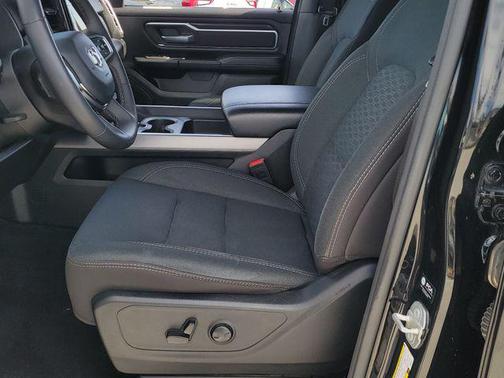Diamond Black Crystal Pearlcoat 2025 RAM 1500 Big Horn/Lone Star