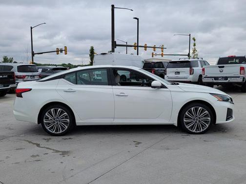 Pearl White Tricoat 2023 Nissan Altima 2.5 SL