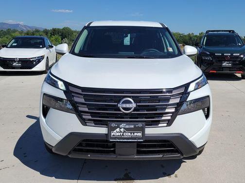Everest White Pearl Tricoat 2026 Nissan Rogue SV