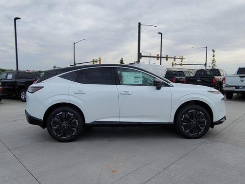 Everest White Pearl Tricoat/Super Black 2026 Nissan Murano Platinum