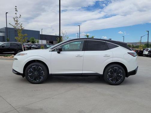 Everest White Pearl Tricoat/Super Black 2026 Nissan Murano Platinum