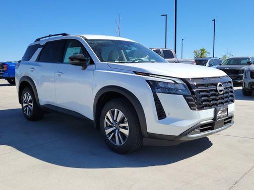 Everest White Pearl Tricoat 2026 Nissan Pathfinder SL