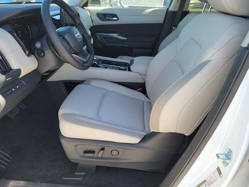 Everest White Pearl Tricoat 2026 Nissan Pathfinder SL