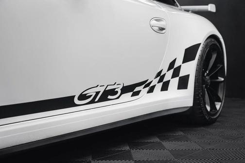 Guards Red 2015 Porsche 911 GT3