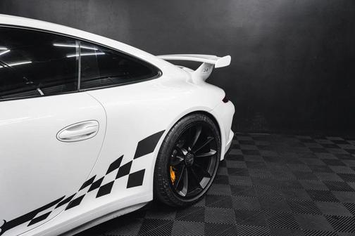 Guards Red 2015 Porsche 911 GT3