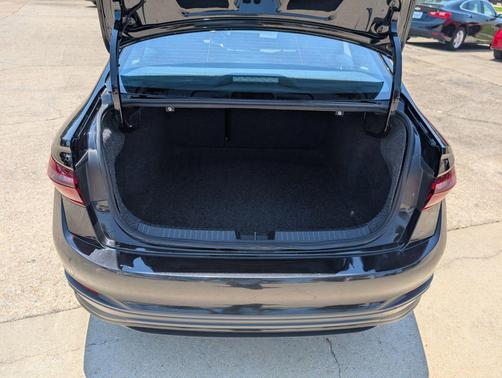 Deep Black Pearl 2025 Volkswagen Jetta 1.5T Sport