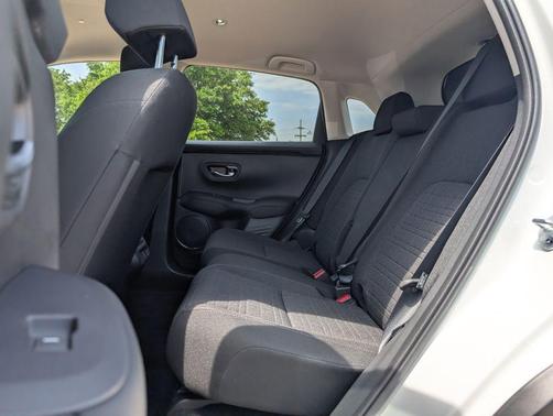 Platinum White 2027 Honda HR-V LX