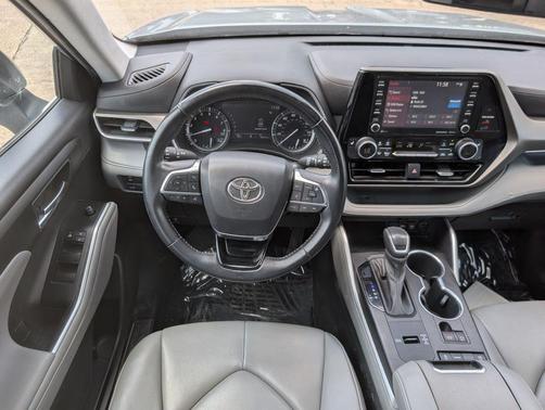 Celestial Silver Metallic 2021 Toyota Highlander XLE