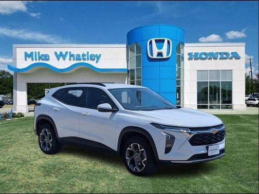 Summit White 2025 Chevrolet Trax LT