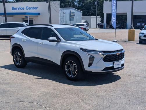 Summit White 2025 Chevrolet Trax LT