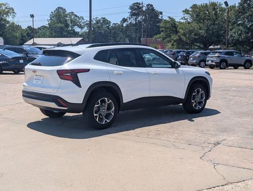 Summit White 2025 Chevrolet Trax LT