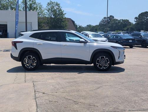 Summit White 2025 Chevrolet Trax LT