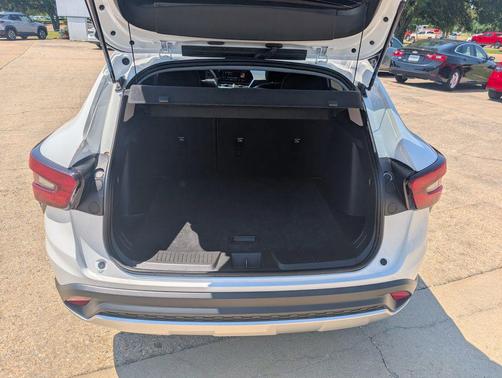 Summit White 2025 Chevrolet Trax LT