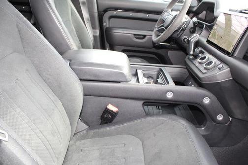 2022 Land Rover Defender V8