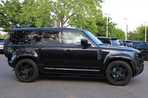 Santorini Black Metallic 2022 Land Rover Defender V8