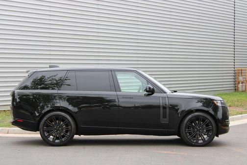 Santorini Black 2026 Land Rover Range Rover P400 SE 7 Seat